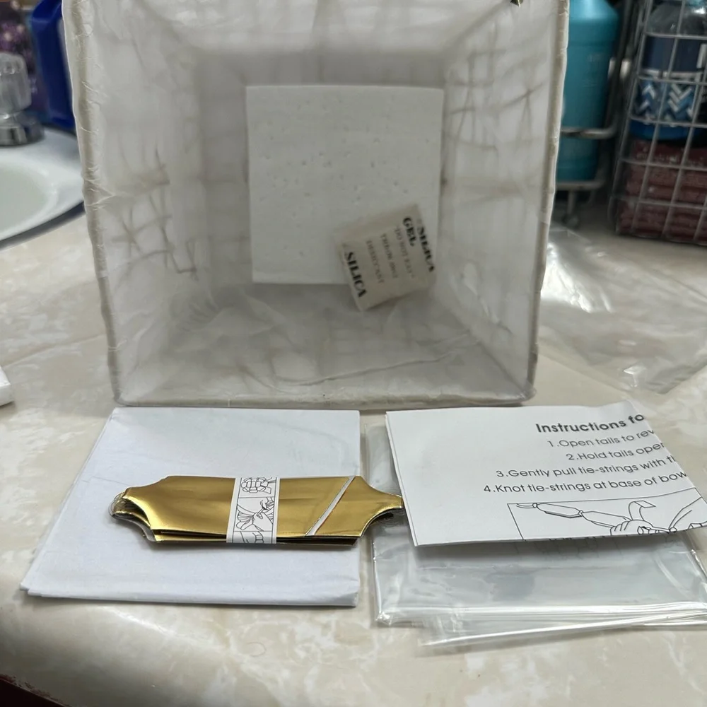 Avon Luxurious Gold Gift Set